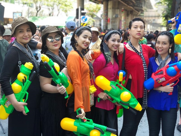 Mặc Trường Giang lủi thủi, Nhã Phương sang Thái quậy tưng thế này Mặc Trường Giang lủi thủi, Nhã Phương sang Thái quậy tưng thế này